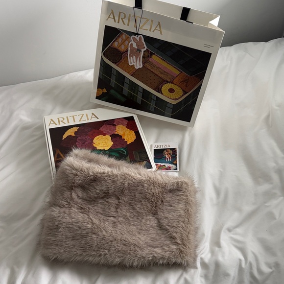 💯Aritzia faux fur scarf🤩 - Picture 2 of 7